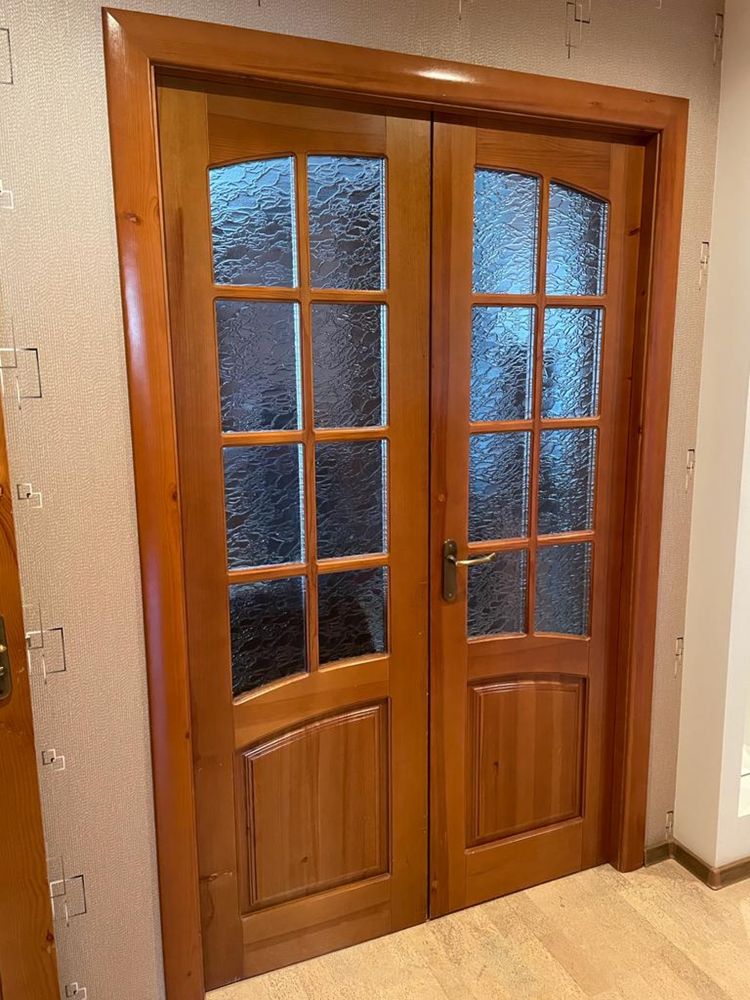 Двери деревянные, двустворчатые