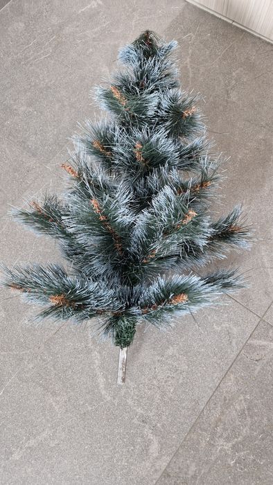 Изкуствена елха с големи иглички