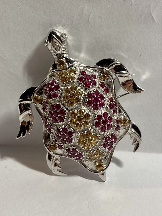 Brosa aur alb 18kt.cu rubine și safire