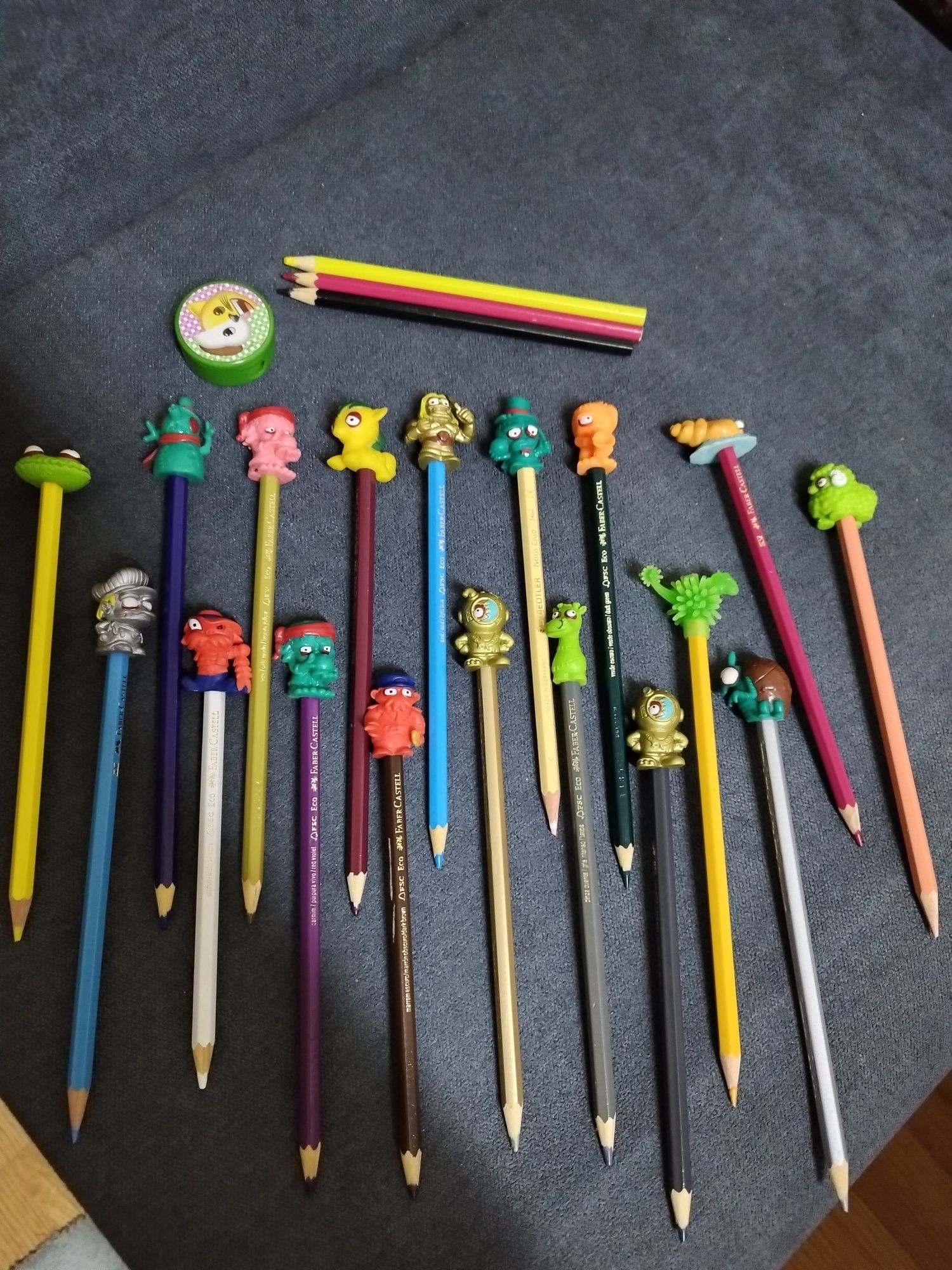 Set creioane cu capete radieră figurine