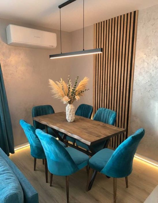 Трапезна маса с жив ръб