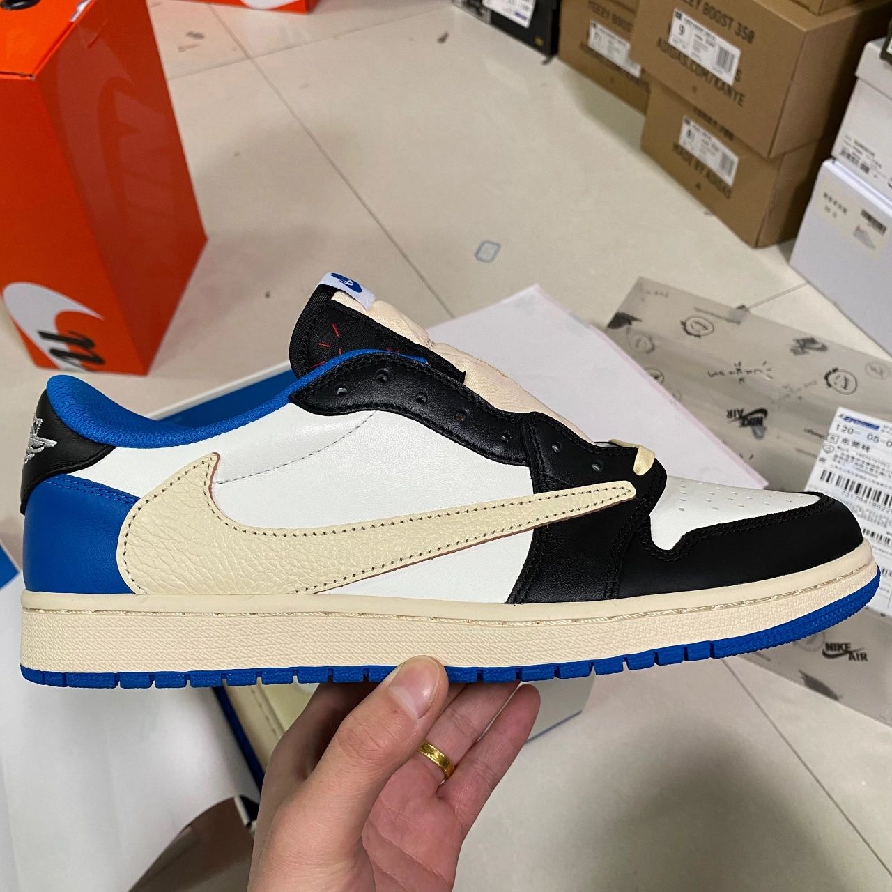 Air Jordan 1 Low SB Fragment x Travis Scott, marimi 36-47.5
x Travis S