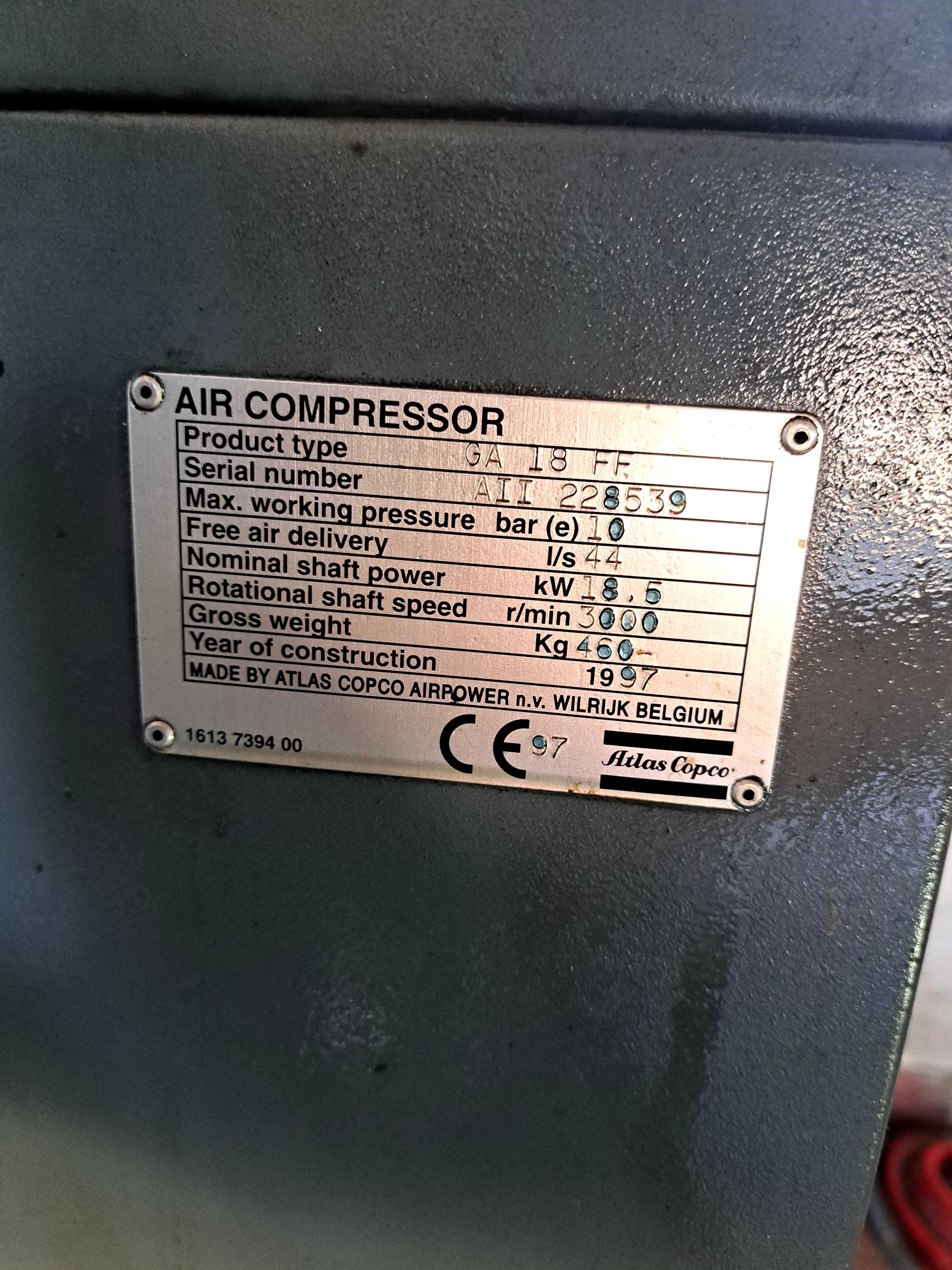 Compresor cu surub Atlas Copco GA18 FF, cu usator aer integrat.