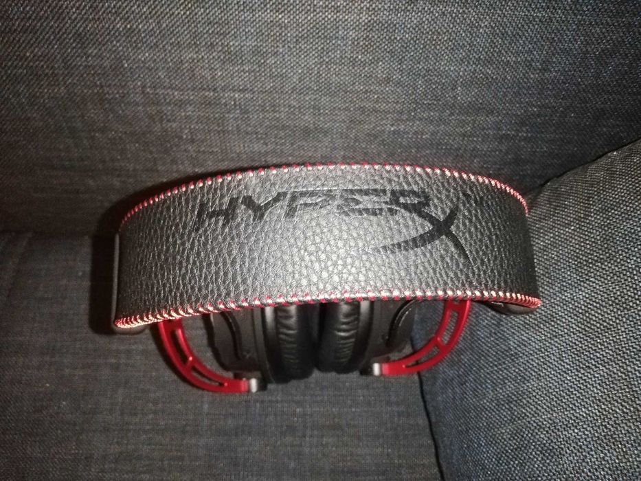 Casti gaming wireless HyperX Alpha Wireless noi la cutie