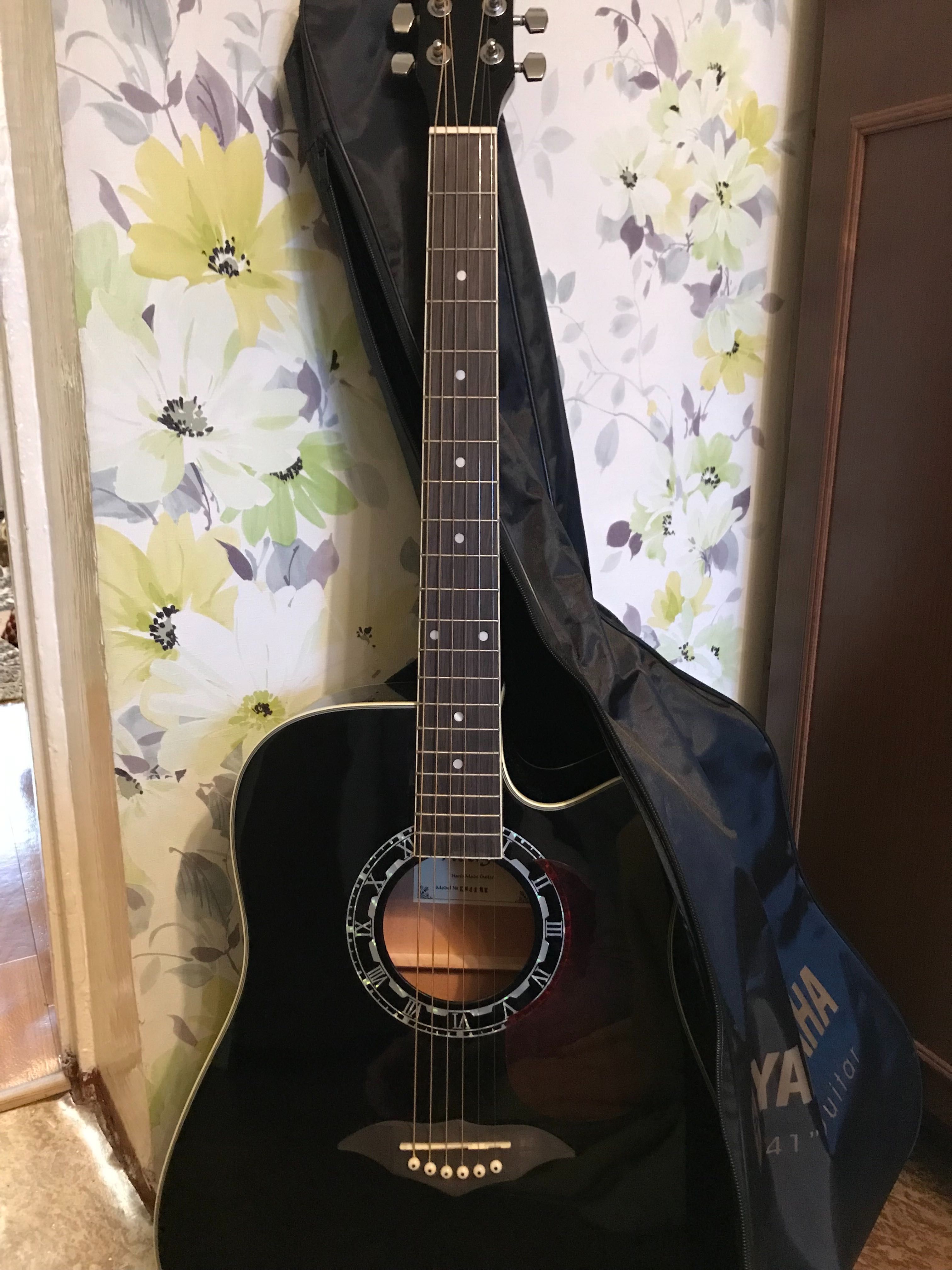 Гитара новая, чёрного цвета с чехлом