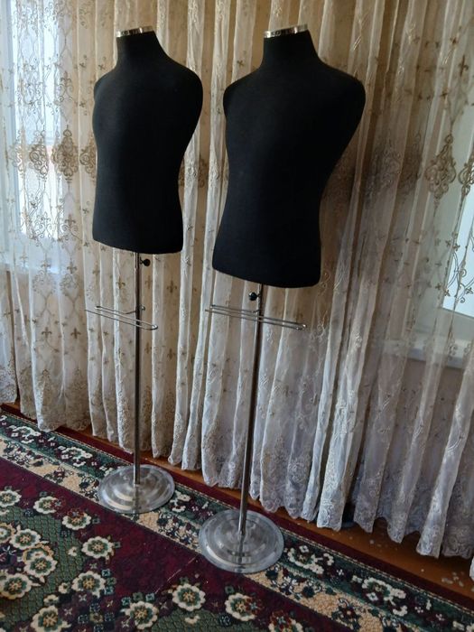 Qora maniken kiyimlar uchun