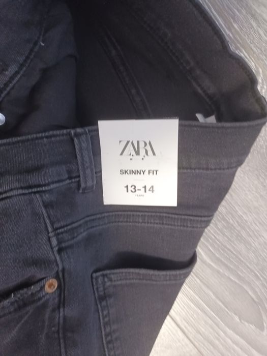 Vând blugi  zara