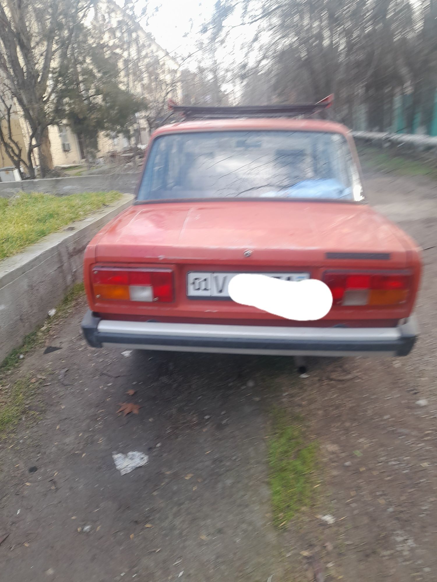 Продаются ваз 2105 жигули мотор 05 в среднемсостоянии. .