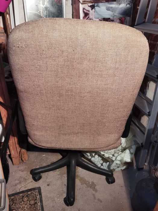 Въртящ се офис стол