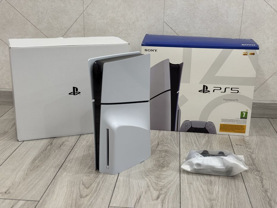 Playstation 5 Slim 1TB + 4 игры. FC25. В коробке в отличном состоянии