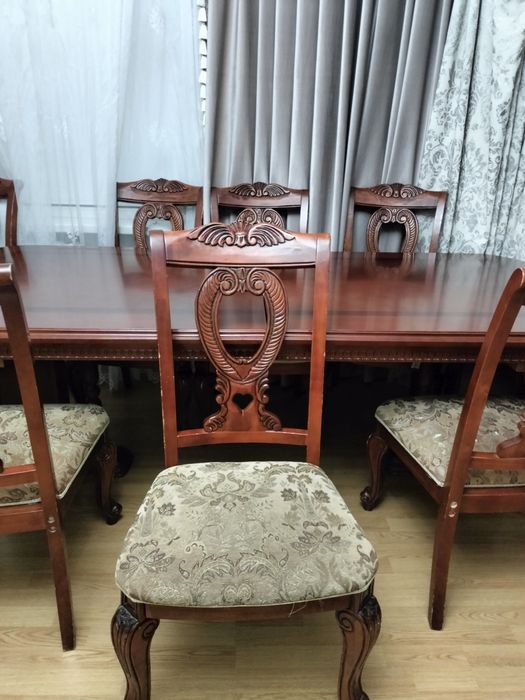 Гостиная стол со стульями