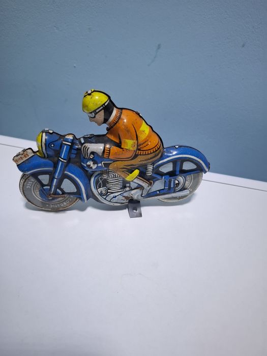 Стар ламаринен мотоциклет