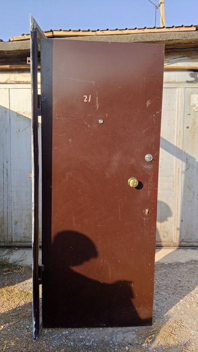 Продаю металлическую дверь