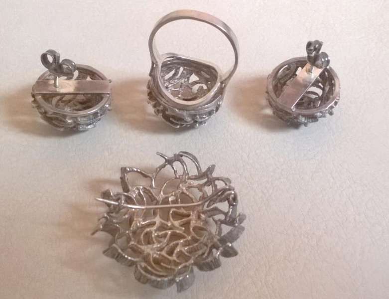 Комплект дизайнерски сребърни бижута - обици, пръстен, брошка