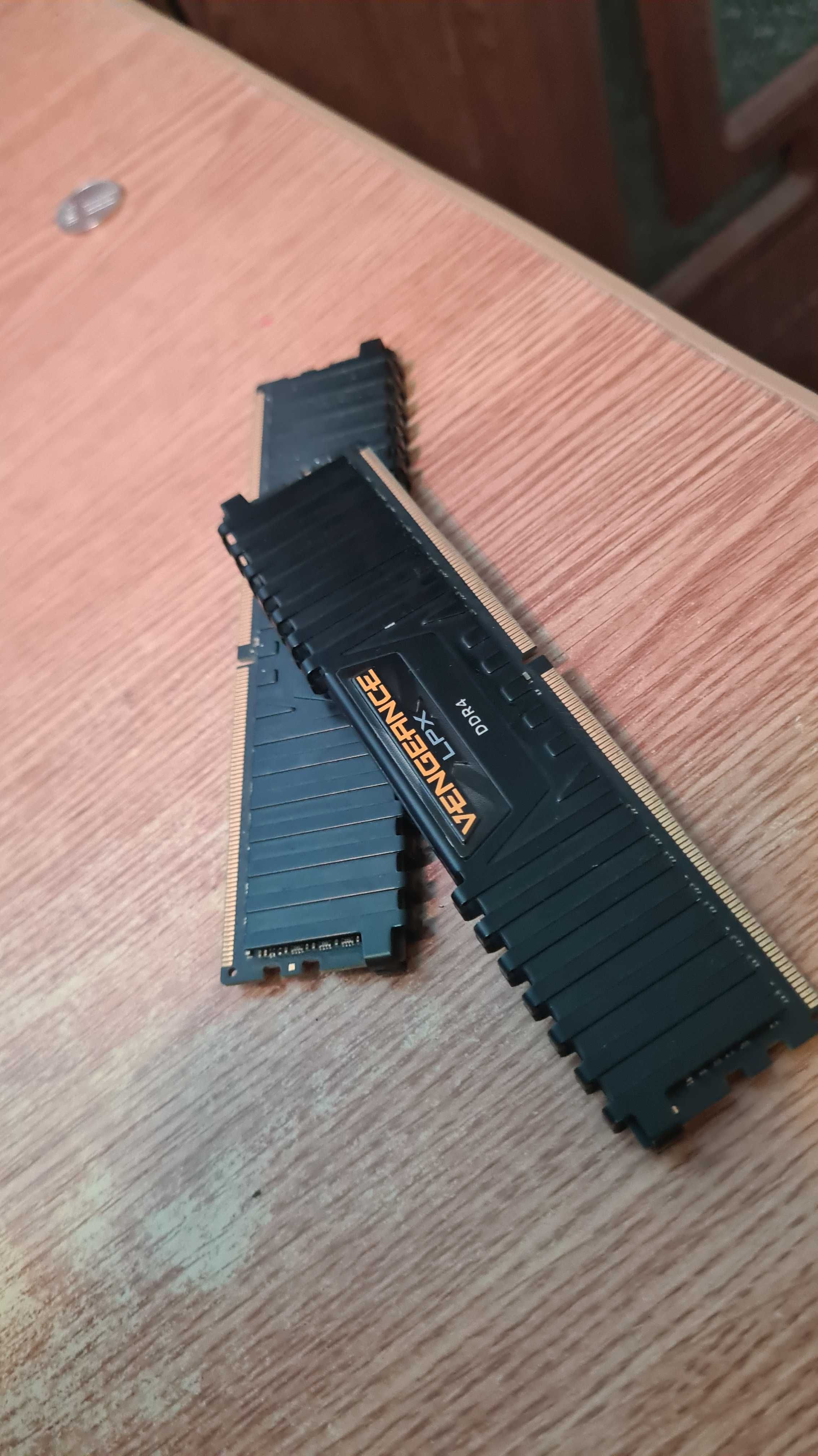 Ram de la corsair (vangeance) DDR4 (4 GB X2) sunt abia folosite.