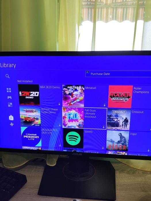 PlayStation 4 - 500 GB. С много игри + Волан + 2 джойстика със станция