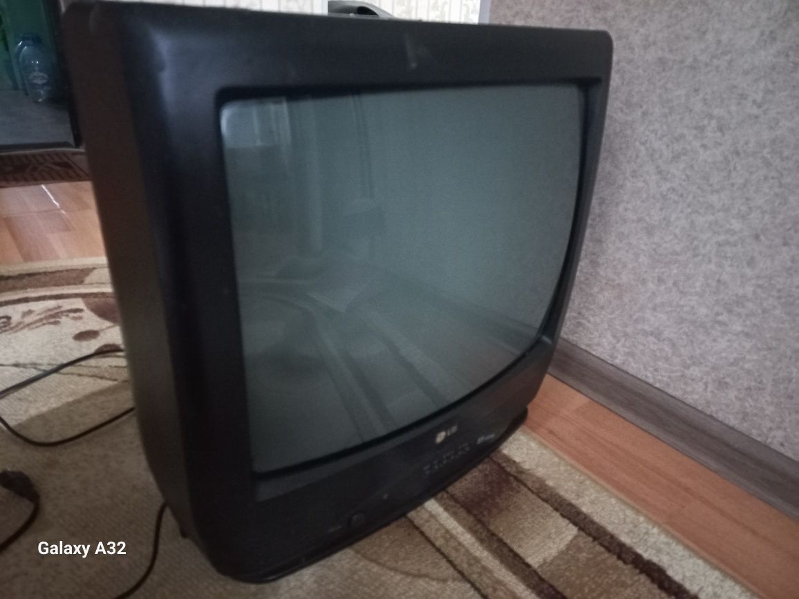 Телевизор LG 230v+ пульт