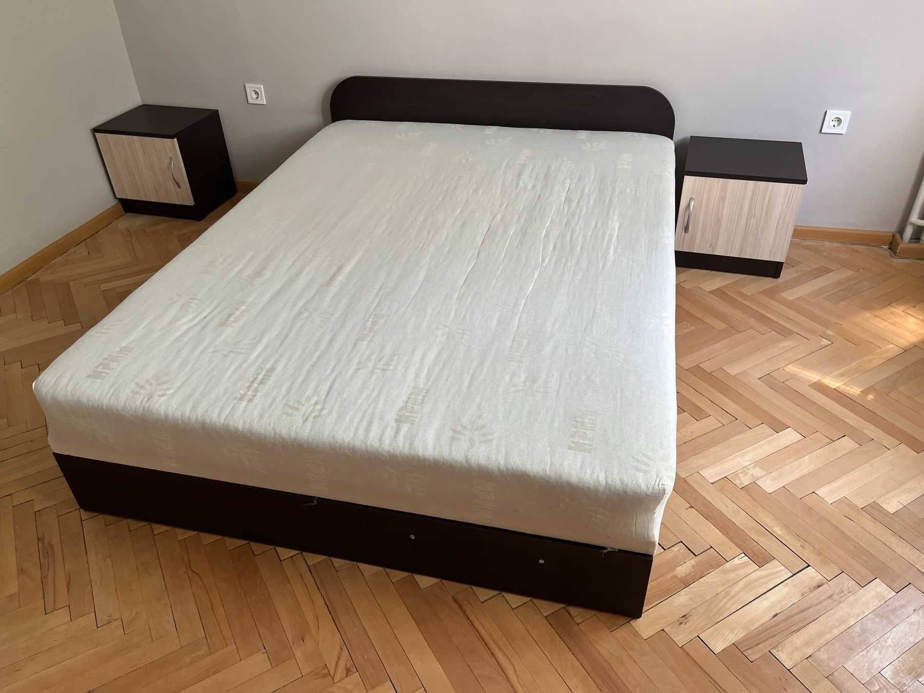 Продавам легло персон и половина с ракла и механизъм с матрак.