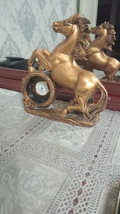 Часы настольные лошадь