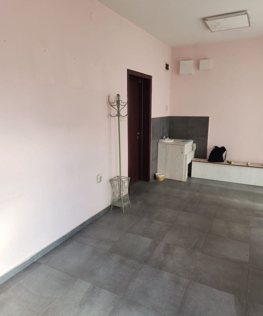 Дава се под наем Магазин в Перник, Център - 25 кв.м за 204 € - Снимка #2