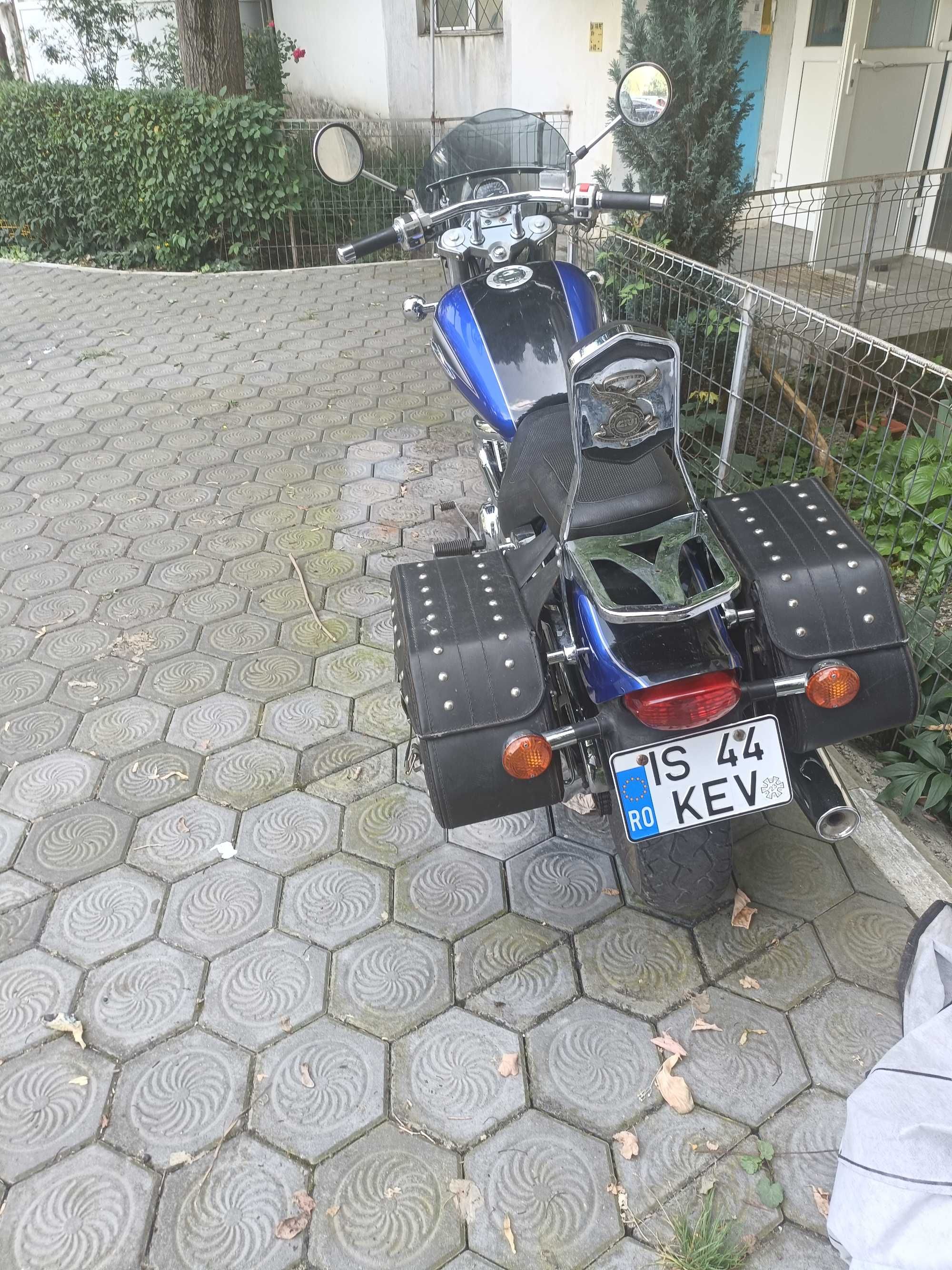 Vând motocicleta