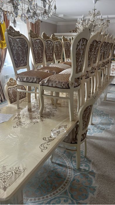 Стол со стульями в отличном состояний