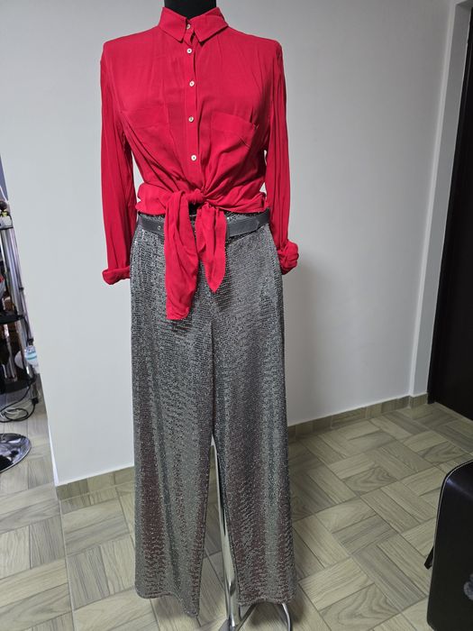 Pantaloni argintii cu paiete, pentru ocazii speciale;
