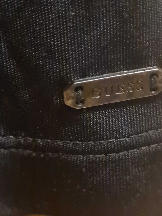 Рокля Guess с ефектни ръкави