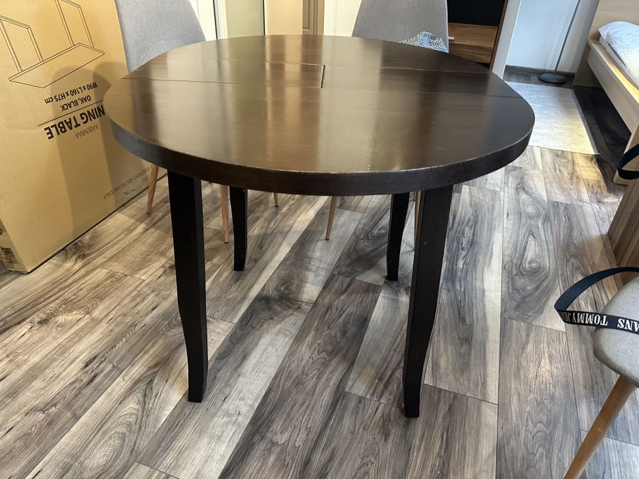 Продавам кръгла разтегателна маса