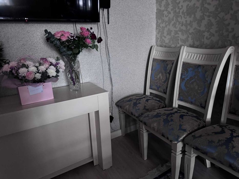 стол трансформер  и стулья