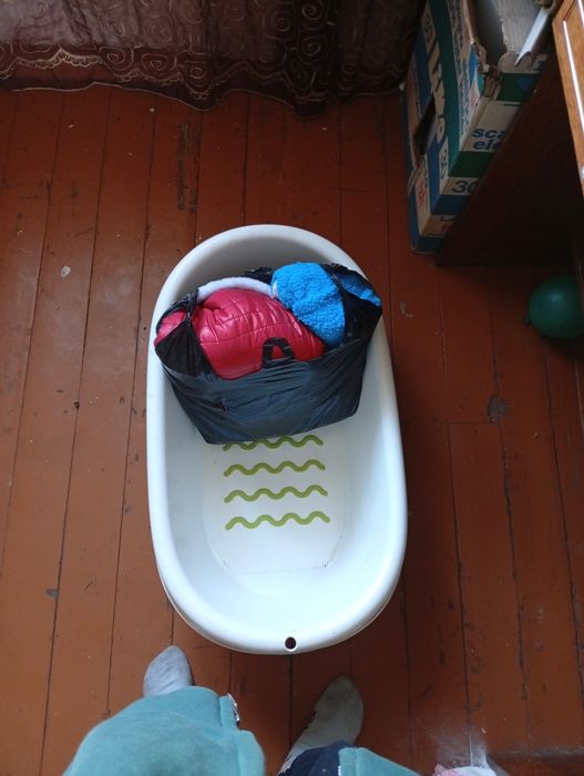 Отдам бесплатно детскую ванночку и майку вещей