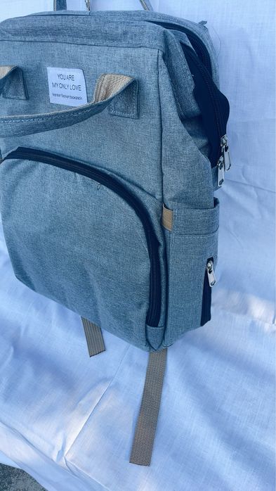 Раница с място за повиване на бебе