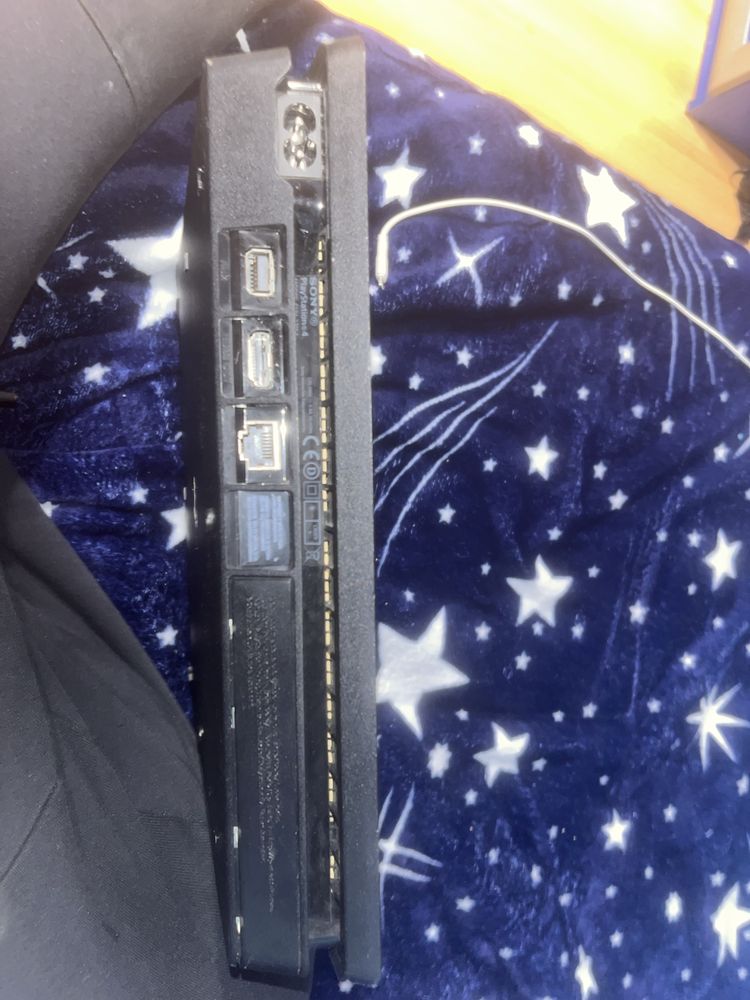 Продавам Ps4 със 7 игри и контролер