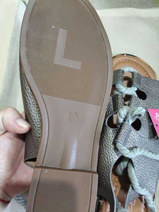 Sandale noi ,cu sireturi