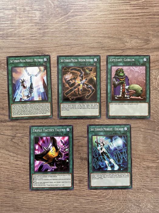 Yu-Gi-Oh! Карти.