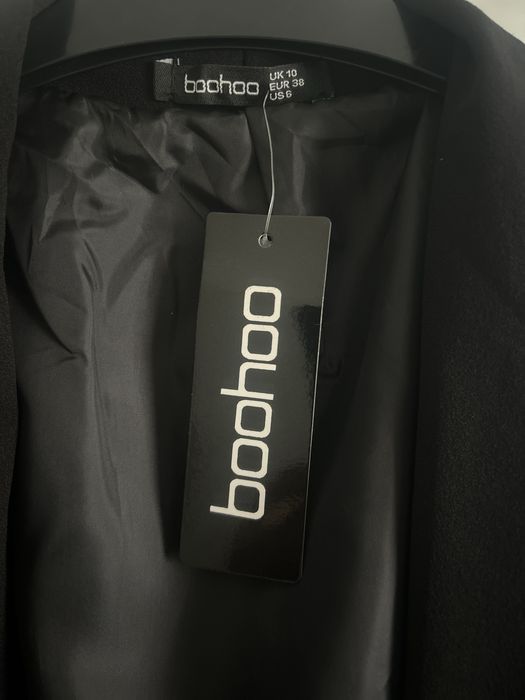 Sacou fama Boohoo nou cu eticheta