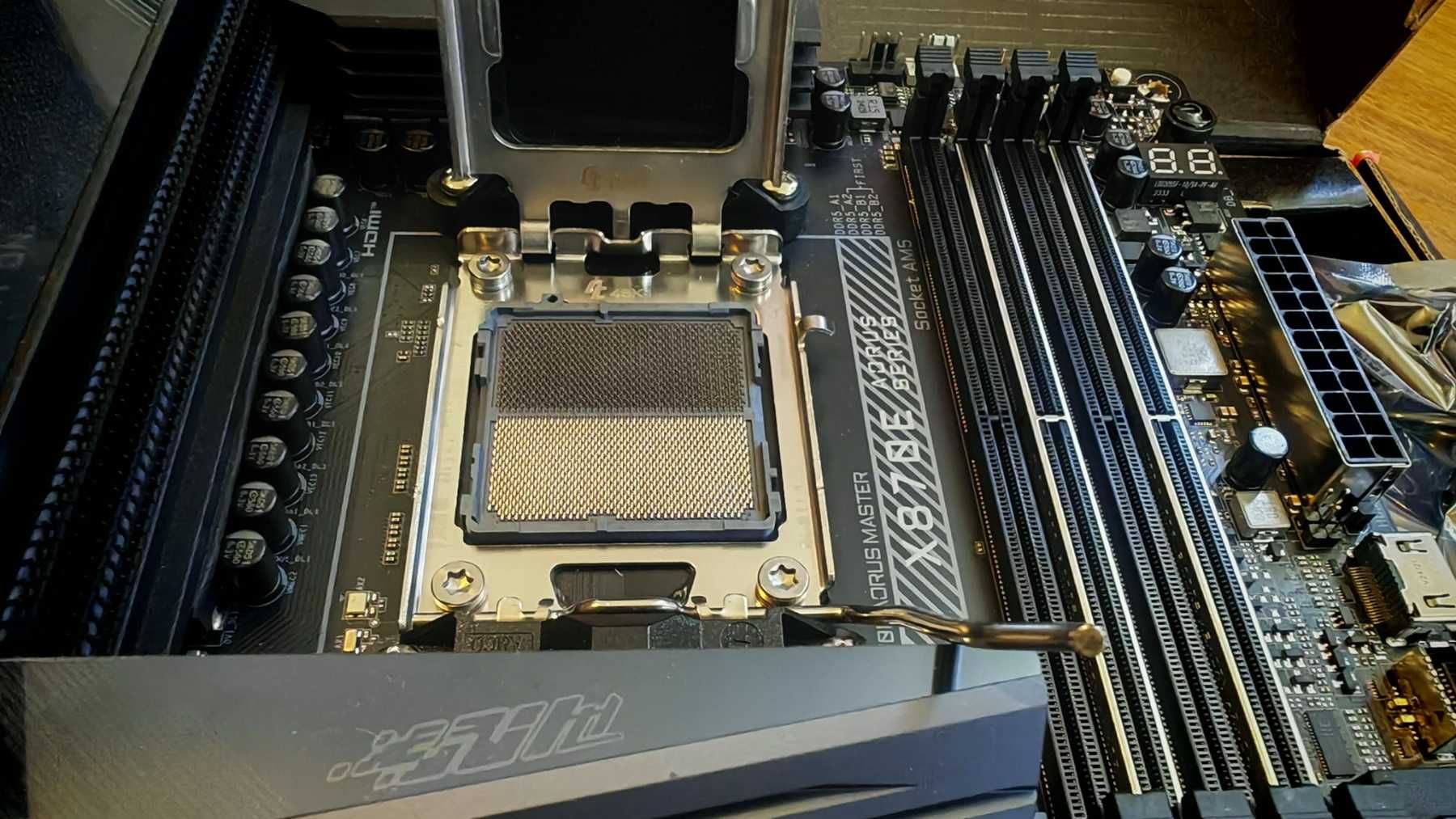 НОВИ ! Gigabyte X870E AORUS MASTER +  RYZEN 9 9950X3D 16-Core AM5 King