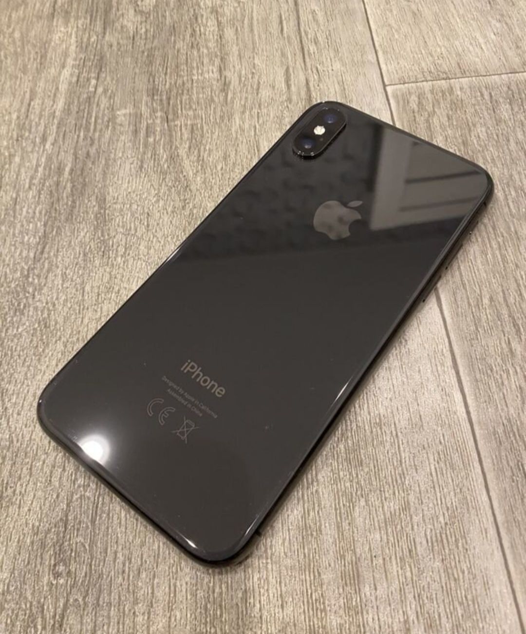 Продам IPhone X.