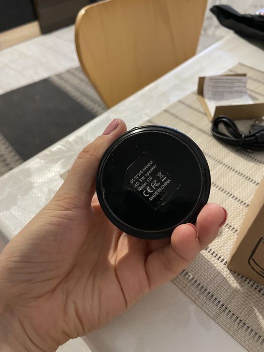 boxa gri de dimensiuni mici