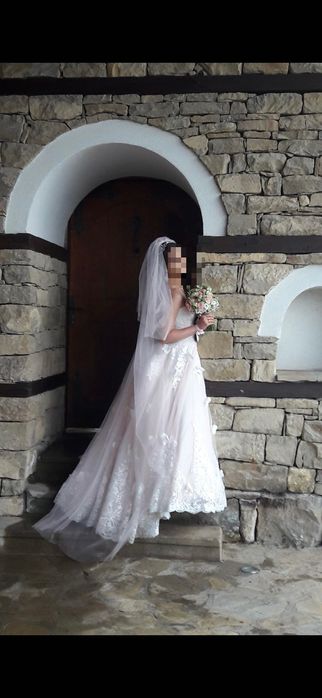 Сватбена рокля с воал и 2 кринолина, размер от М до XL. Почистена!