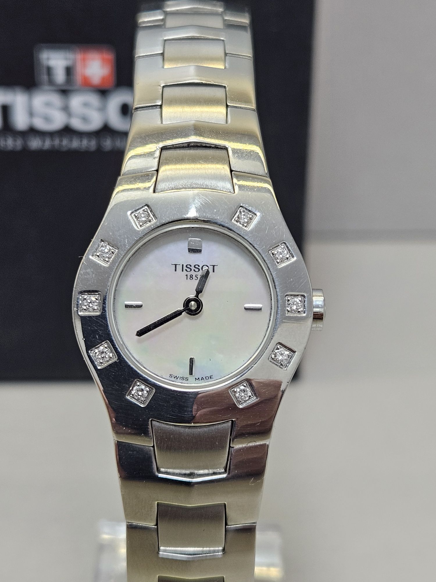 Tissot дамски часовник с диаманти