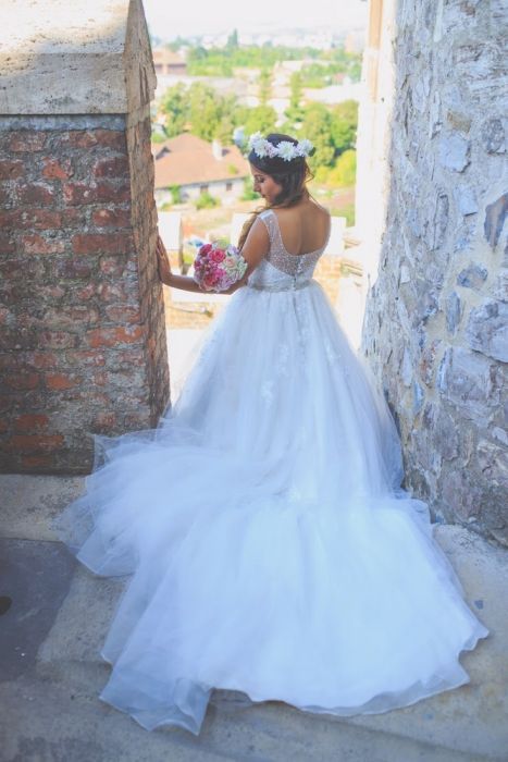 Vand rochie de mireasa cu trena