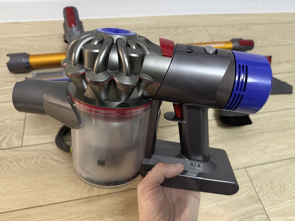 Aspirator Dyson V8 in stare buna