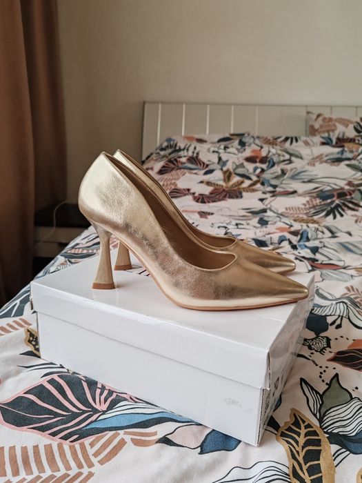 Pantofi cu toc stiletto, auriu, marimea 36, noi