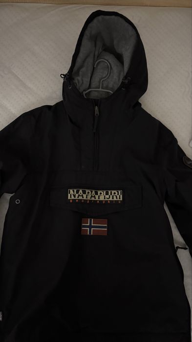 Яке Napapijri.