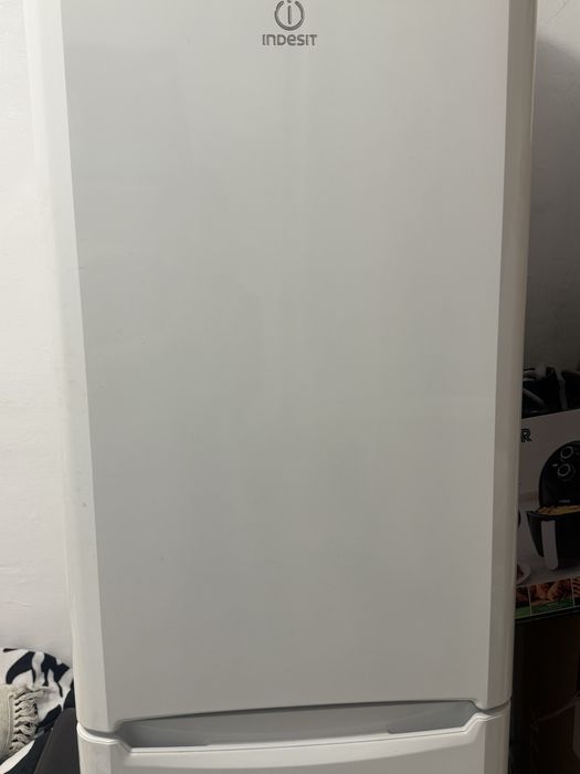 Frigider Indesit A+ – Nou, nefolosit, perfect pentru orice bucătărie!