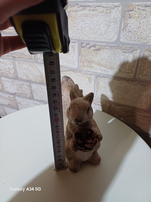 Фигурка на катеричка с шишарка