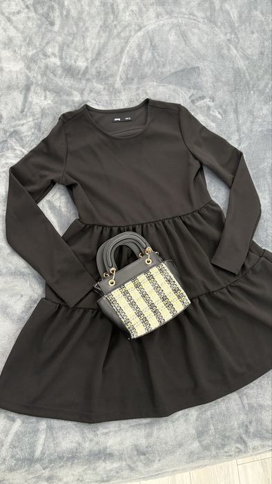 Дамска черна бейсик рокля разкроена