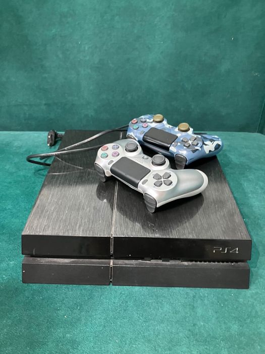 Продам игровую консоль Sony 4