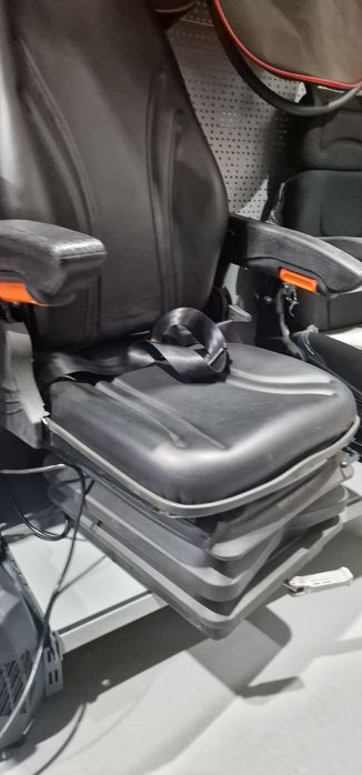 Scaun tractor utilaje agricole cu suspensie de tip burduf pret 1980 le